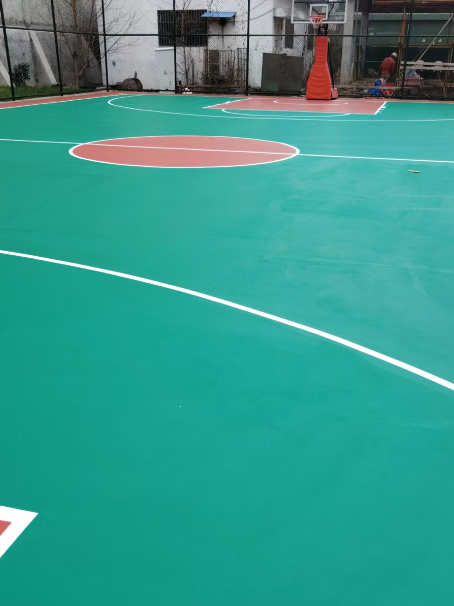 上高 球场长期使用易出现地面开裂